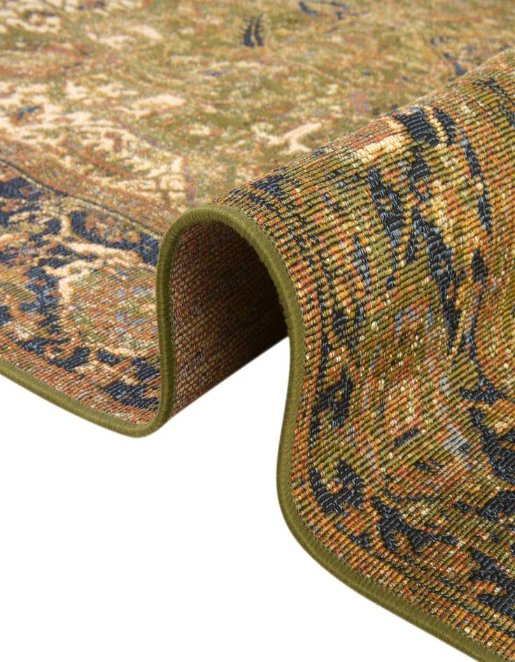 Detail image of  7' 10 x 7' 10  Washable Traditional Indoor / Outdoor Round Rug