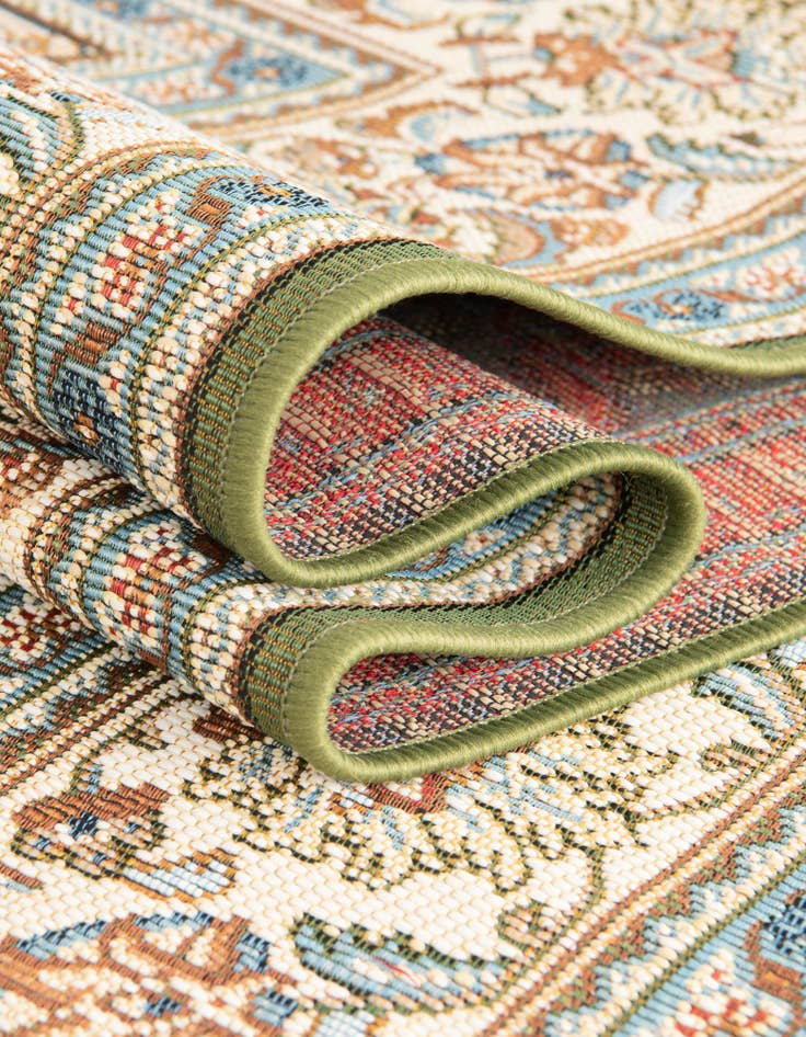 Detail image of  7' 10 x 7' 10  Washable Traditional Indoor / Outdoor Round Rug