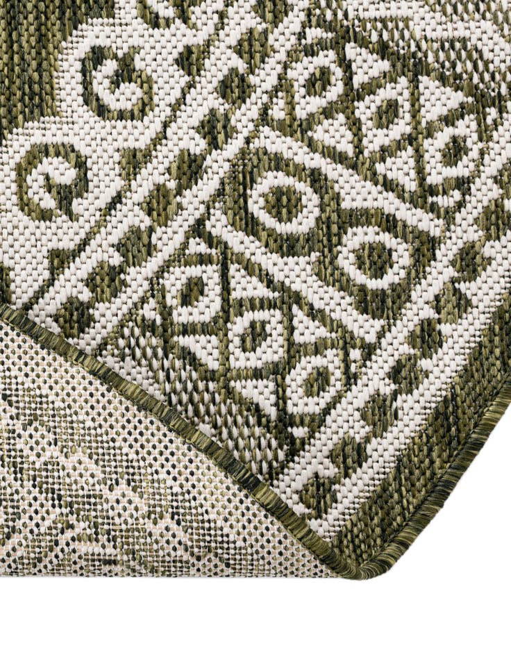 Detail image of  13' x 13'  Washable Traditional Indoor / Outdoor Round Rug