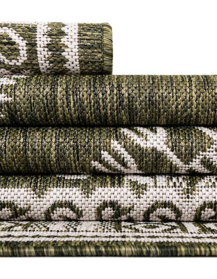 Detail image of  13' x 13'  Washable Traditional Indoor / Outdoor Round Rug