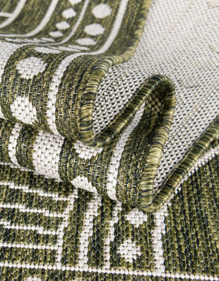 Detail image of  13' x 13'  Washable Traditional Indoor / Outdoor Round Rug