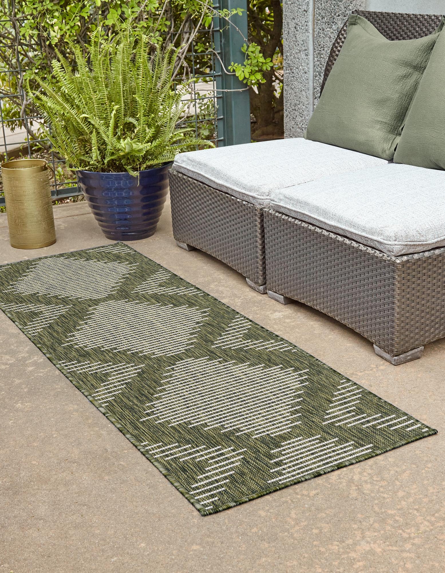 Green 2' 7 x 8' Modern Indoor / Outdoor Runner Rug | Rugs.com