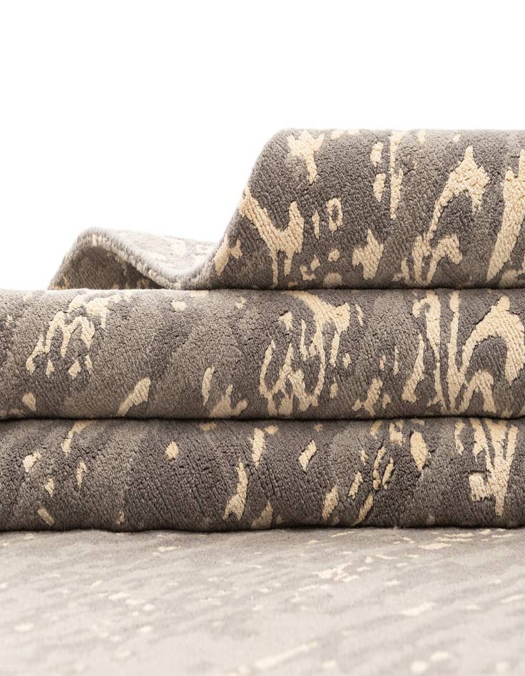 Detail image of  4' 11 x 6' 7 Damask with Silk Rug