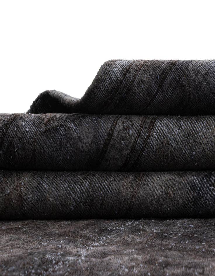 Detail image of  6' 11 x 9' 3 Vintage Royal Wool Rug