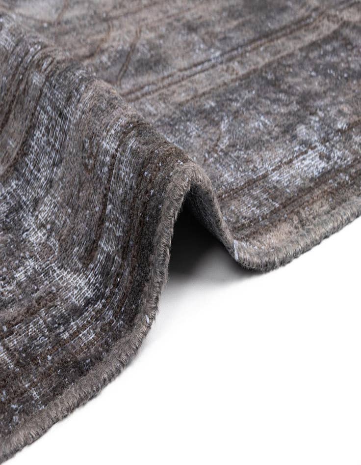 Detail image of  6' 11 x 9' 3 Vintage Royal Wool Rug