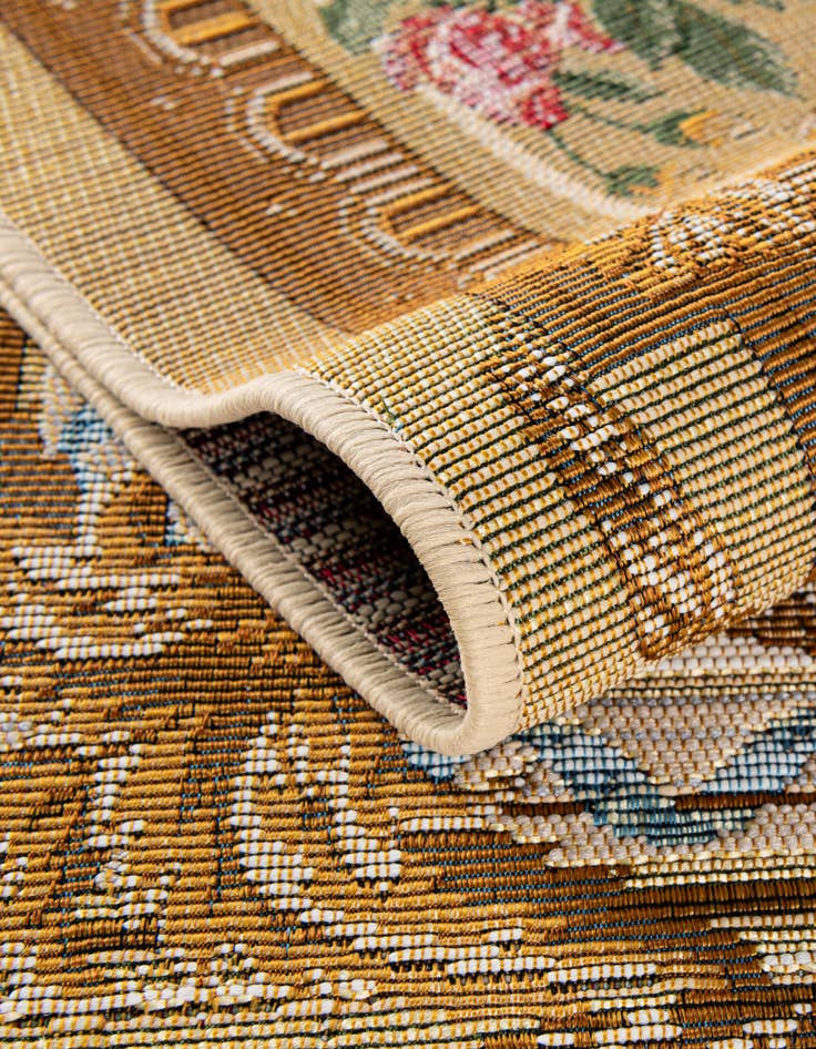 Detail image of  7' 10 x 7' 10  Washable Traditional Indoor / Outdoor Square Rug