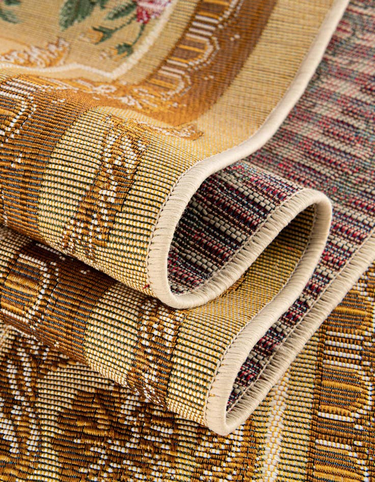 Detail image of  7' 10 x 7' 10  Washable Traditional Indoor / Outdoor Square Rug