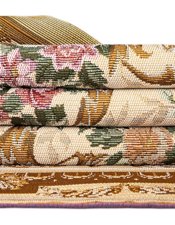 Detail image of  7' 10 x 7' 10  Washable Traditional Indoor / Outdoor Square Rug