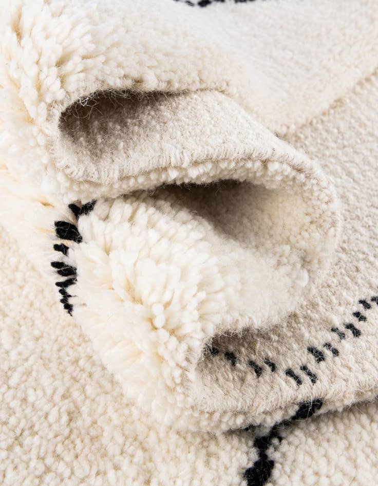 Detail image of  4' 1 x 6' 1  Hand Knotted Safiya Moroccan Wool Rug