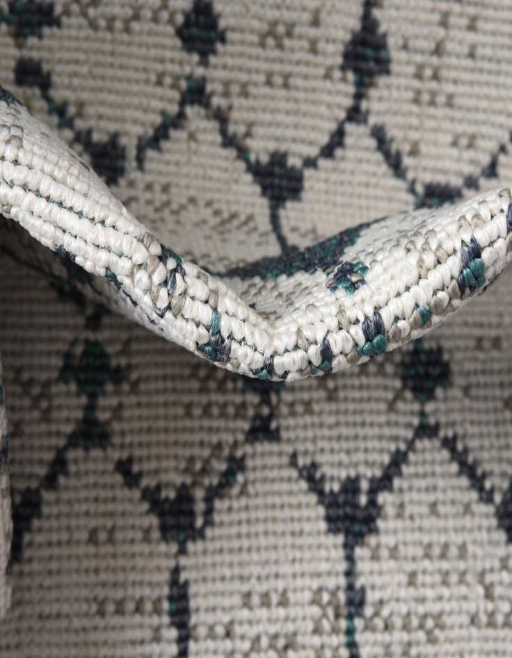 Detail image of  7' 10 x 10'  Washable Lattice Indoor / Outdoor Oval Rug