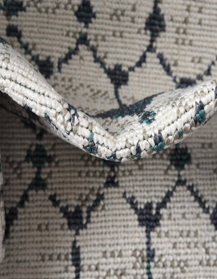 Detail image of  7' 10 x 10'  Washable Lattice Indoor / Outdoor Oval Rug