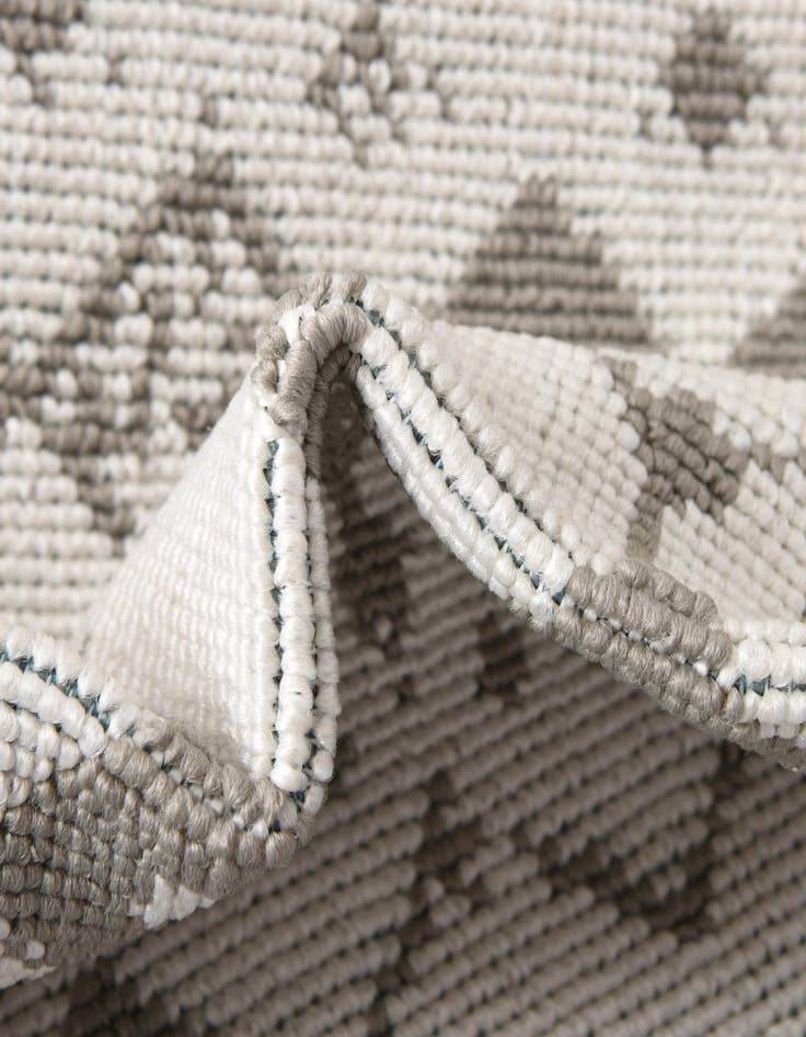 Detail image of  7' 10 x 10'  Washable Lattice Indoor / Outdoor Oval Rug