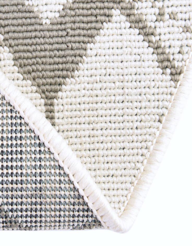 Detail image of  7' 10 x 10'  Washable Lattice Indoor / Outdoor Oval Rug