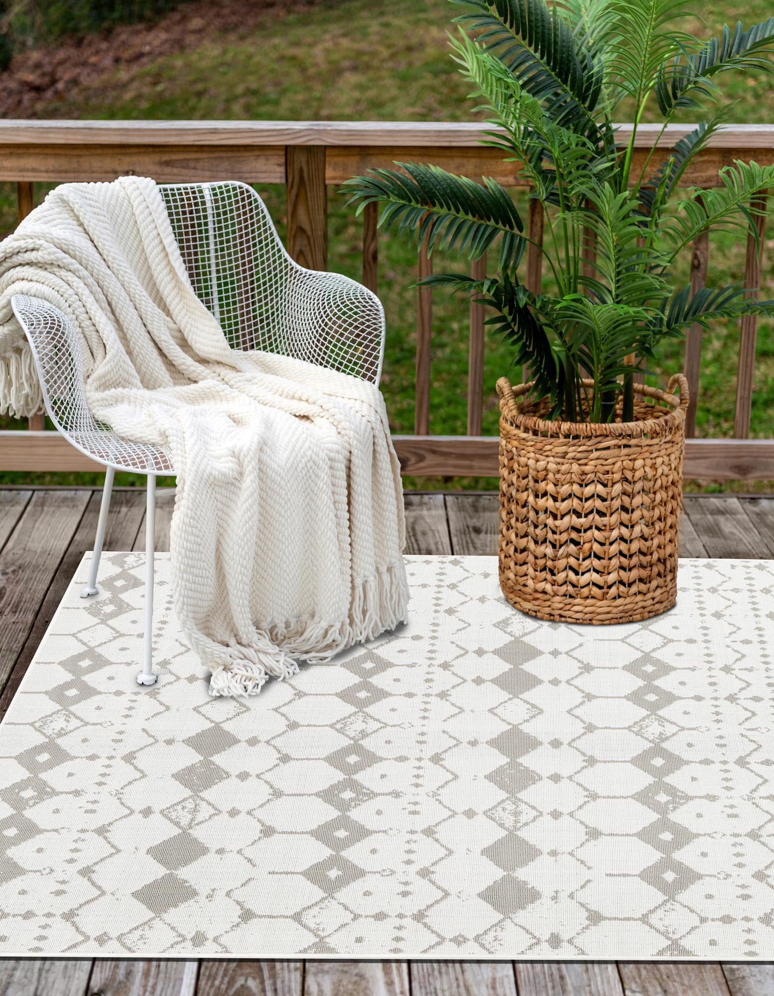 Ivory and Gray 9' x 12' Lattice Indoor / Outdoor Rug | Rugs.com