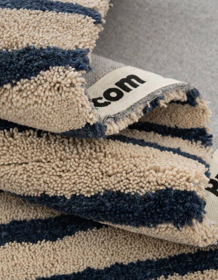 Detail image of  6' 1 x 9' Handtufted Wool Rug