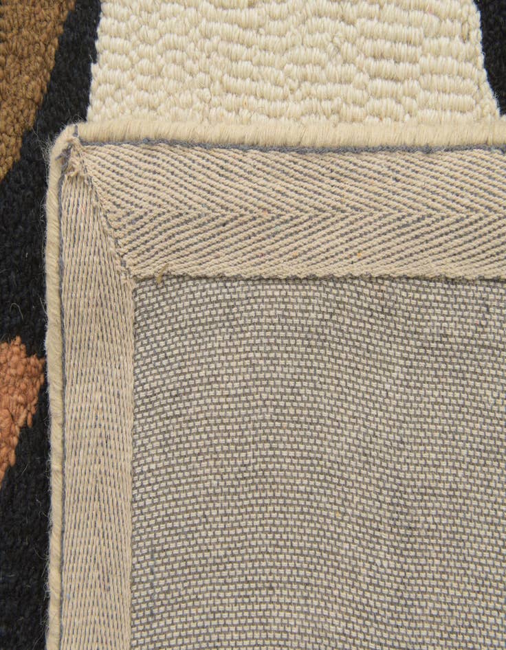 Detail image of  5' 1 x 8' Agra Wool Rug