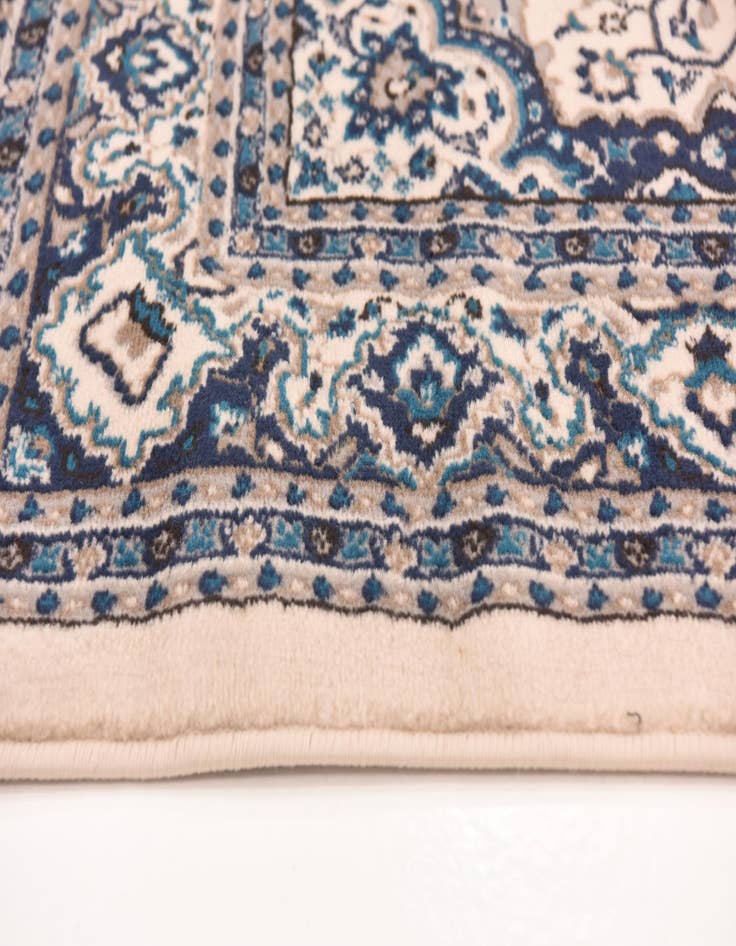Detail image of  5' 4 x 7' 3 Amaya Rug