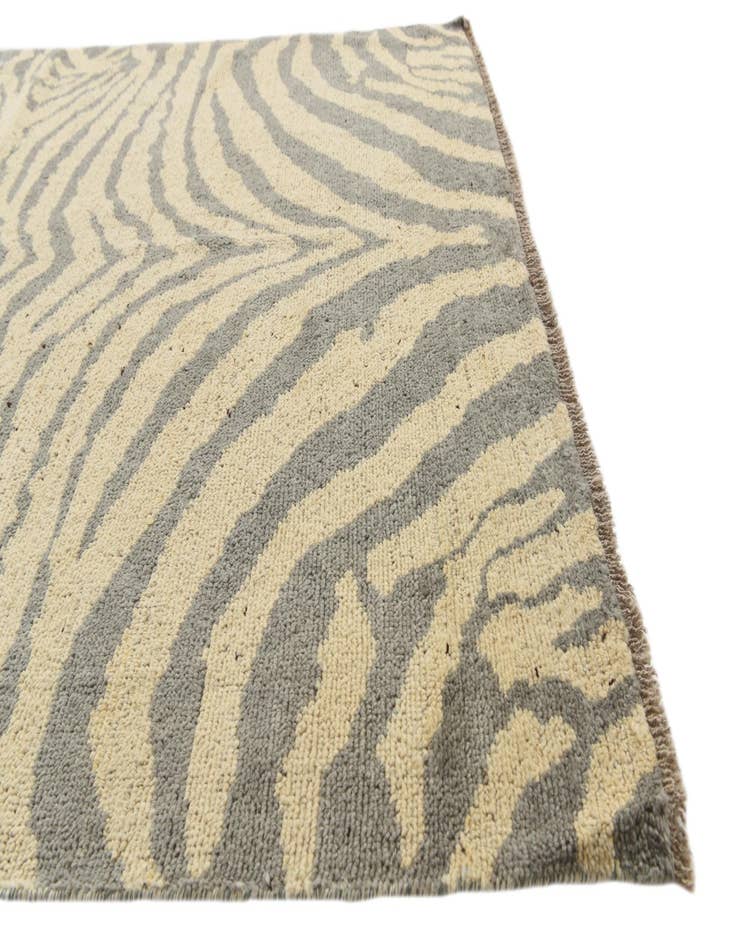 Detail image of  5' x 8' 1  Hand Knotted Darya Wool Rug