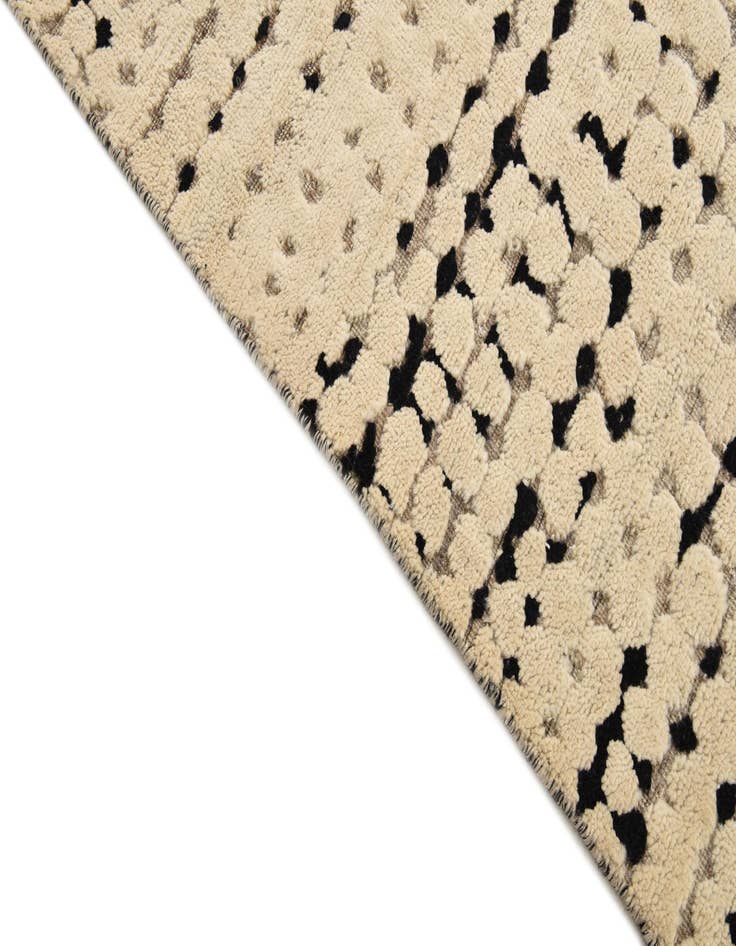 Detail image of  5' 6 x 7' 11  Hand Knotted Darya Wool Rug