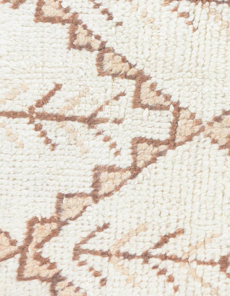 Detail image of  2' 7 x 4' 5  Hand Knotted Darya Wool Rug