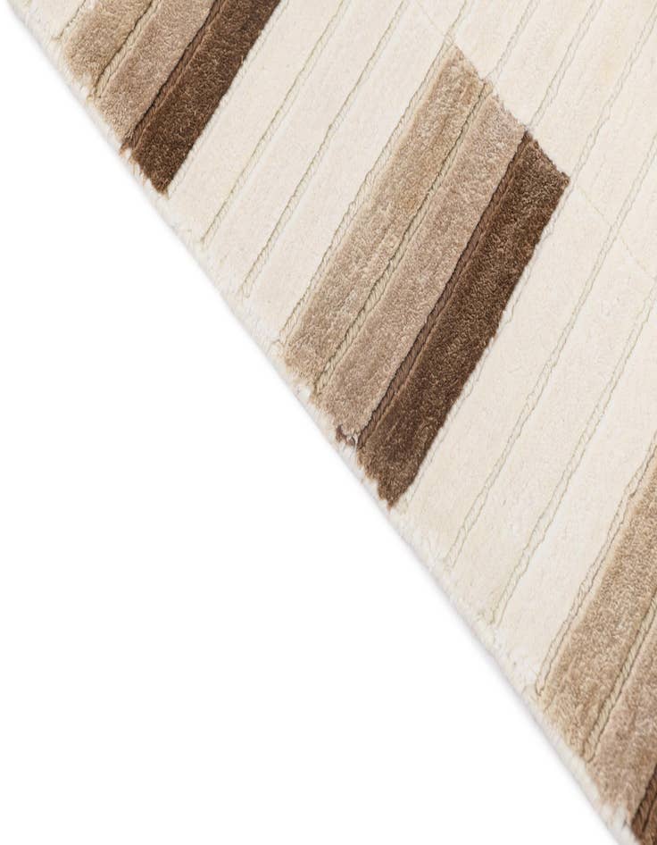 Detail image of  6' 5 x 9' 8  Hand Knotted Darya Wool Rug