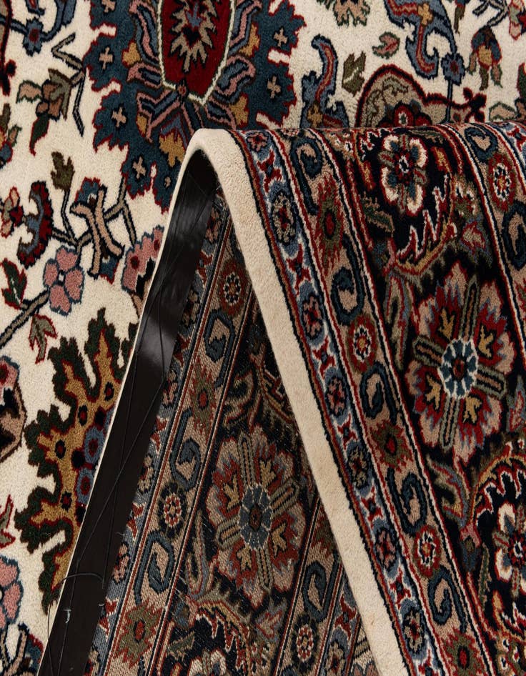 Detail image of  6' 5 x 10'  Hand Knotted Farahan Wool Rug