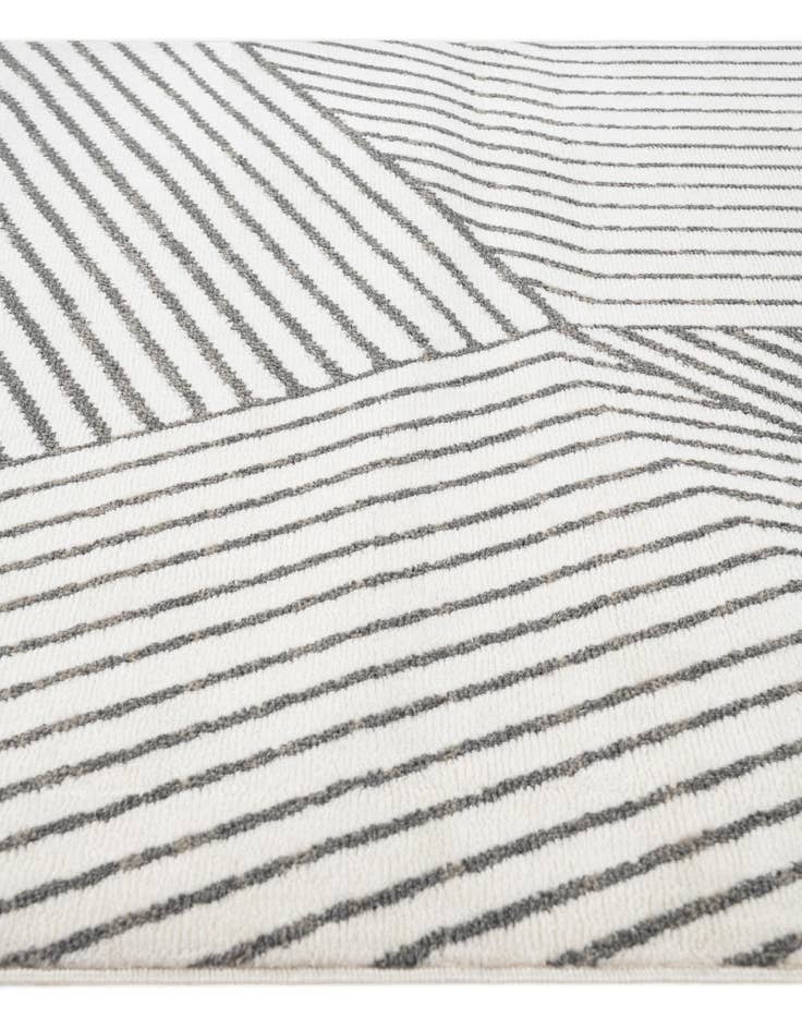 Detail image of  5' 3 x 7' 7 Hanahan Rug