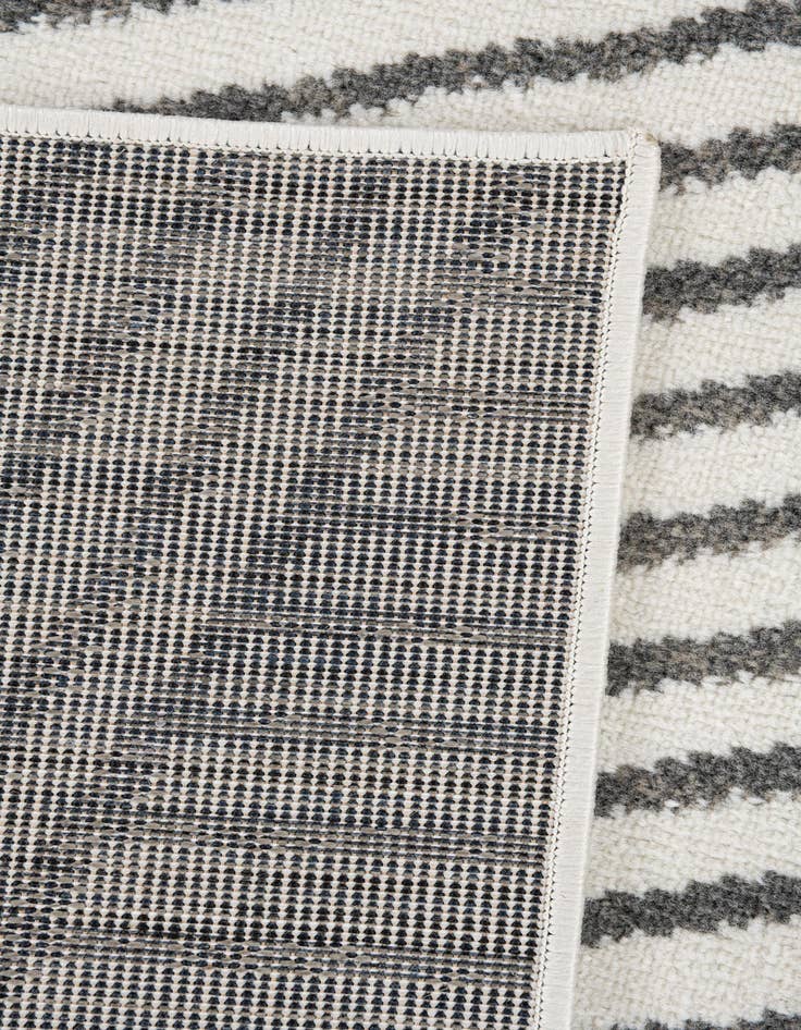 Detail image of  5' 3 x 7' 7 Hanahan Rug