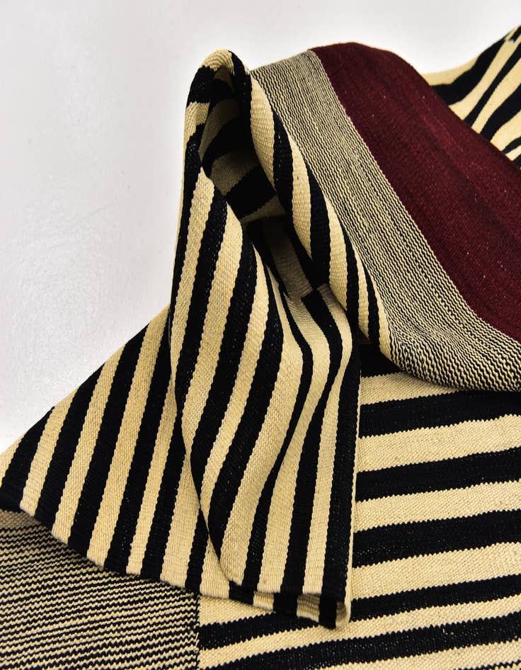 Detail image of  4' 3 x 5' 9  Hand Woven Kilim Modern Wool Rug