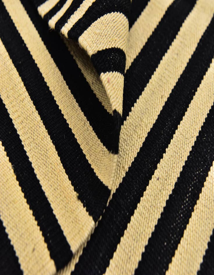 Detail image of  4' 3 x 5' 9  Hand Woven Kilim Modern Wool Rug