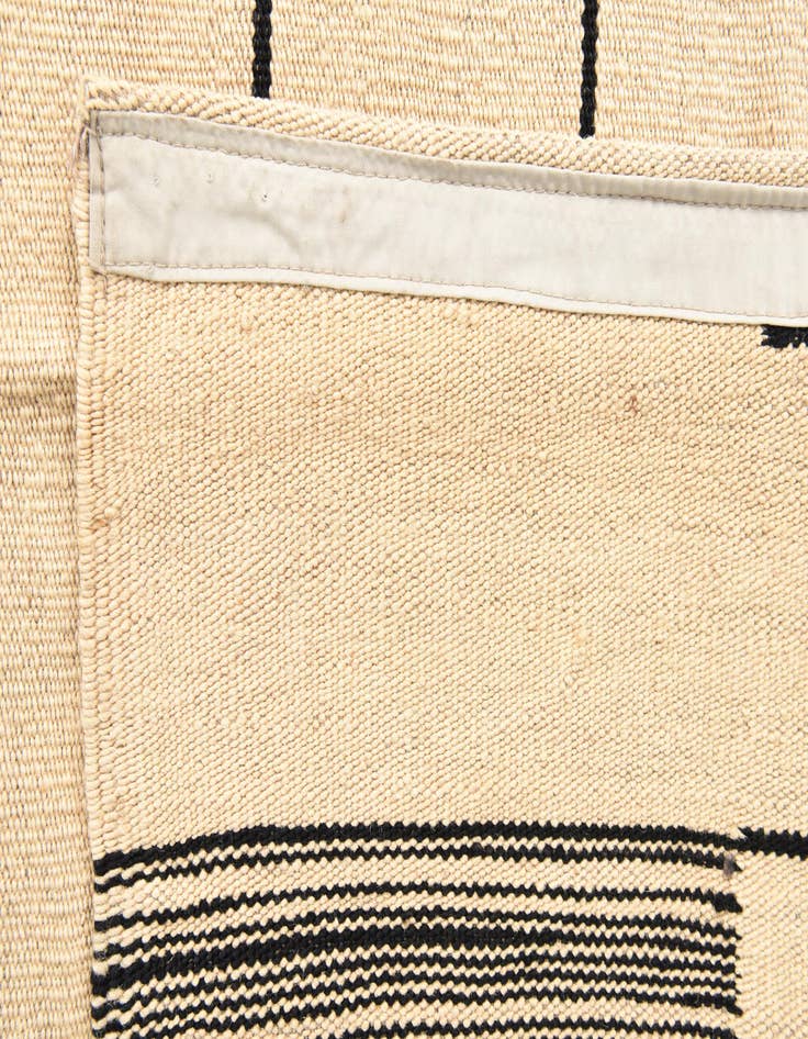 Detail image of  4' 1 x 5' 10  Hand Woven Kilim Modern Wool Rug