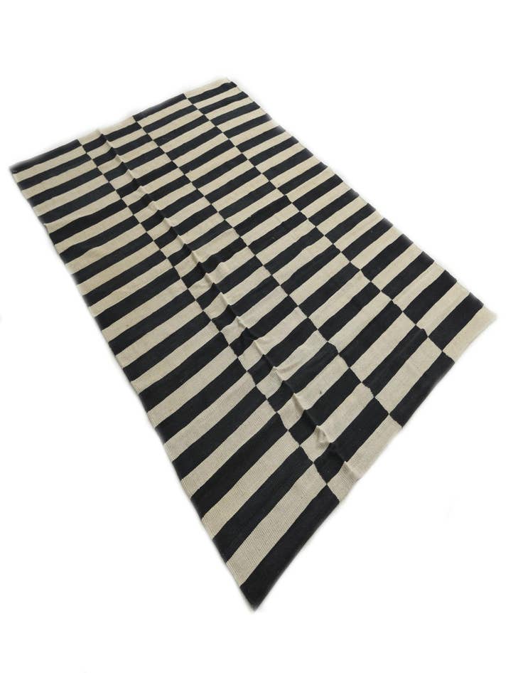 Detail image of  5' 6 x 7' 9  Hand Woven Kilim Modern Wool Rug