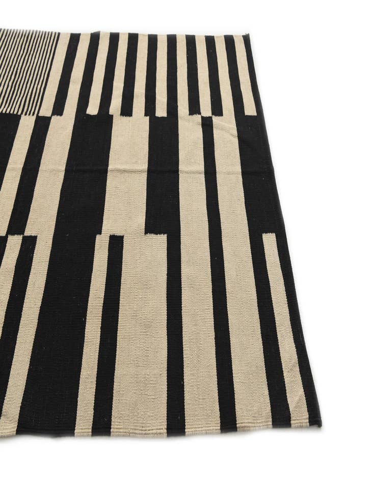 Detail image of  4' 7 x 6' 6  Hand Woven Kilim Modern Wool Rug