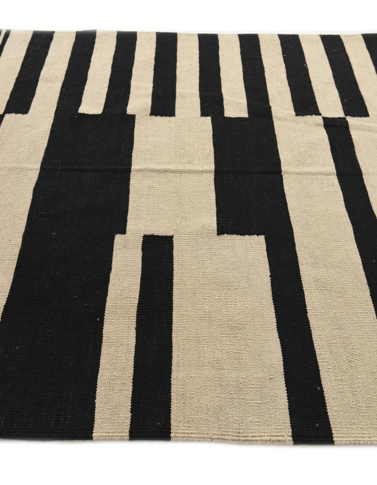 Detail image of  4' 7 x 6' 6  Hand Woven Kilim Modern Wool Rug