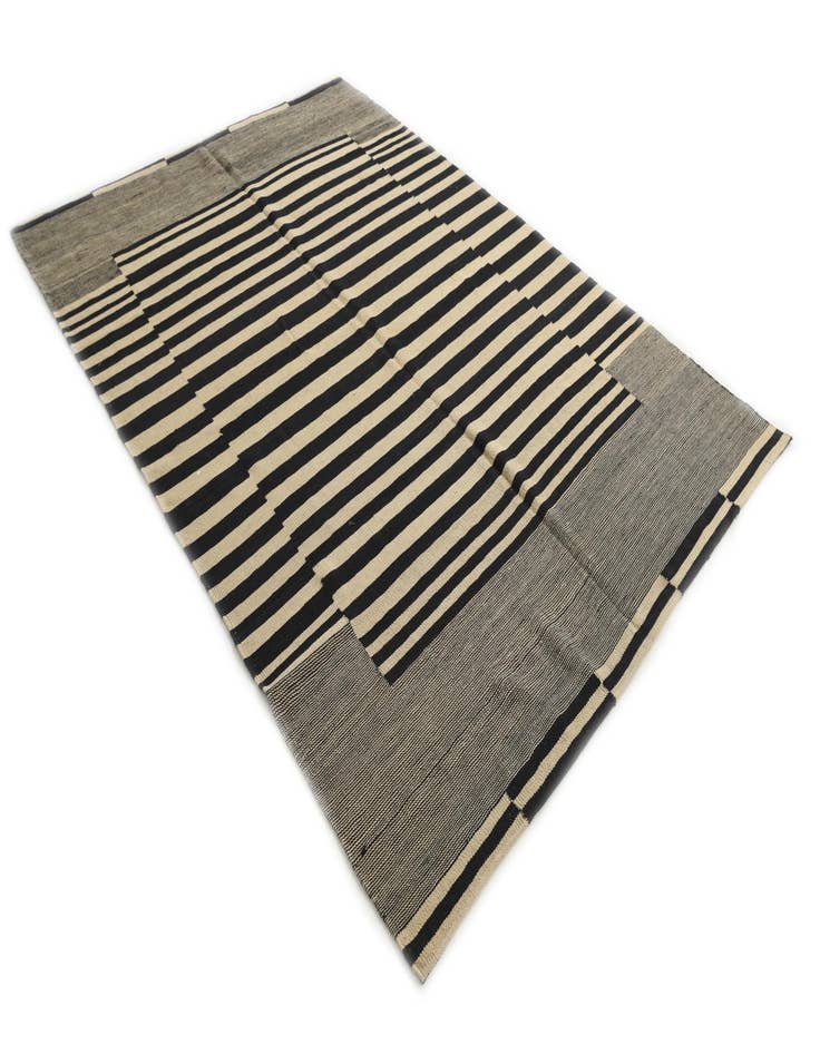 Detail image of  5' 6 x 8'  Hand Woven Kilim Modern Wool Rug