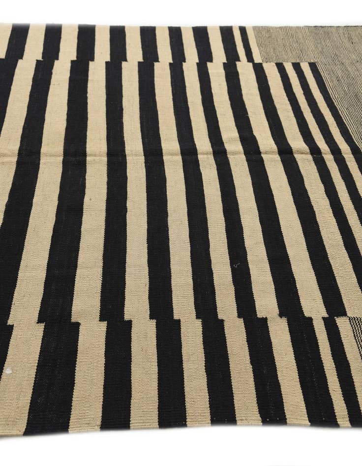 Detail image of  5' 6 x 8'  Hand Woven Kilim Modern Wool Rug