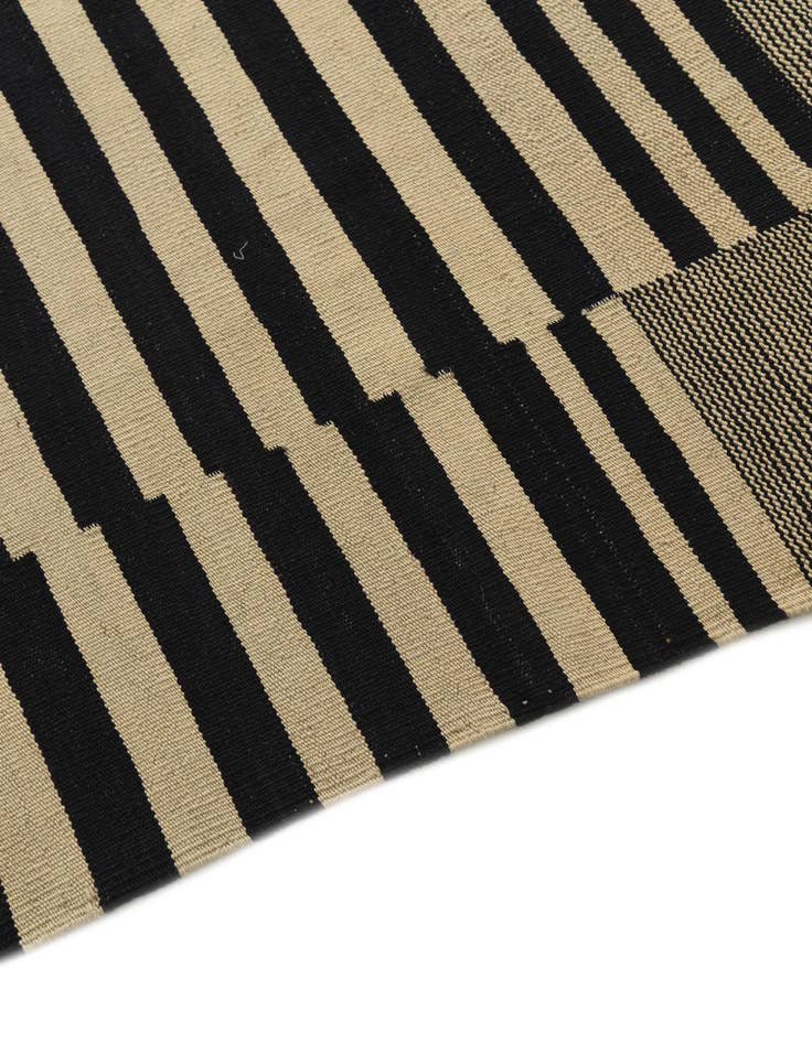 Detail image of  5' 6 x 8'  Hand Woven Kilim Modern Wool Rug