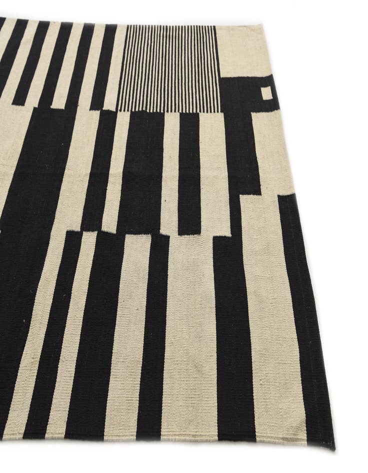 Detail image of  5' 1 x 6' 9  Hand Woven Kilim Modern Wool Rug