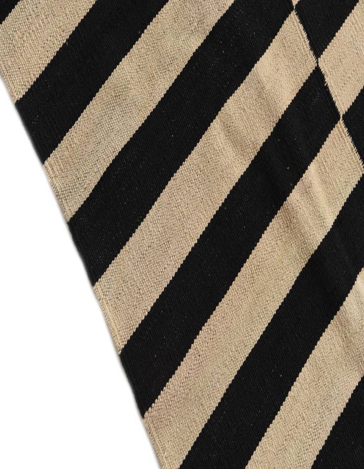 Detail image of  4' 2 x 5' 10  Hand Woven Kilim Modern Wool Rug