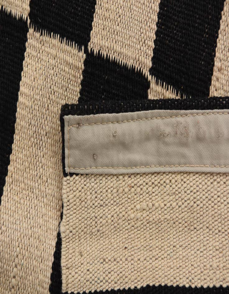 Detail image of  4' 2 x 5' 10  Hand Woven Kilim Modern Wool Rug