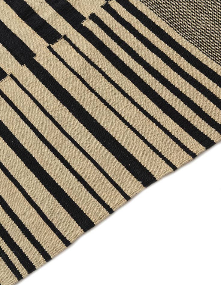 Detail image of  5' 9 x 7' 7  Hand Woven Kilim Modern Wool Rug