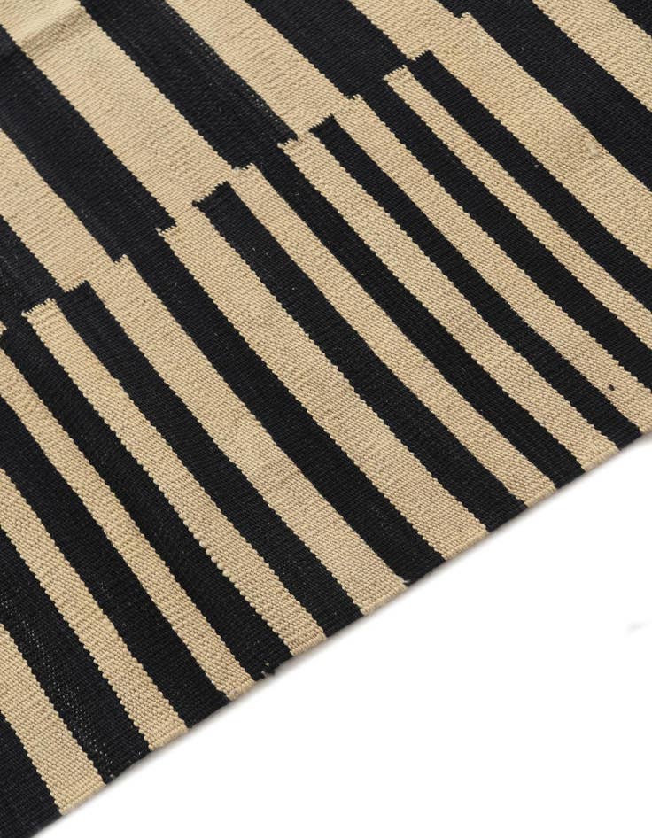 Detail image of  5' 7 x 7' 9  Hand Woven Kilim Modern Wool Rug