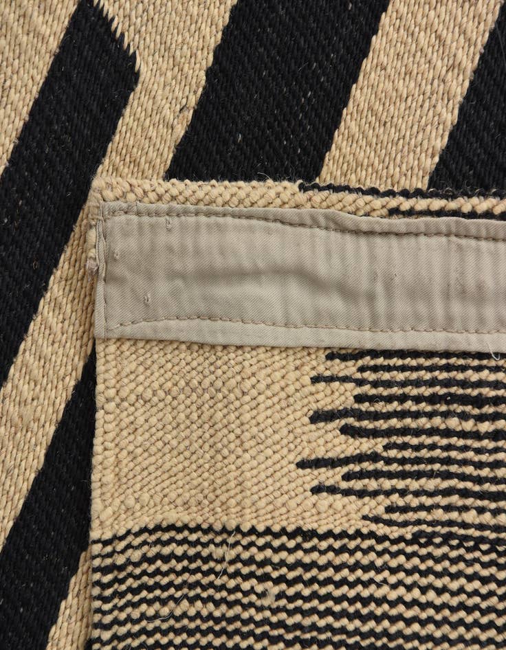 Detail image of  5' 7 x 7' 9  Hand Woven Kilim Modern Wool Rug