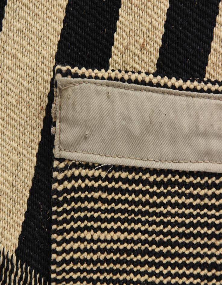 Detail image of  5' 9 x 7' 9  Hand Woven Kilim Modern Wool Rug