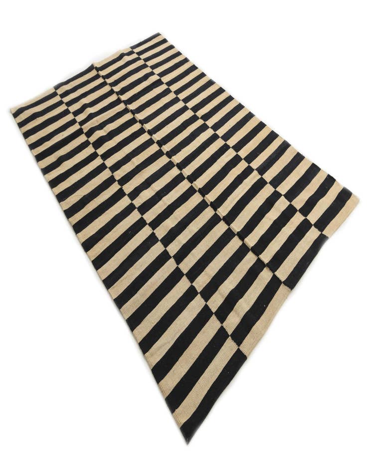 Detail image of  5' 4 x 7' 8  Hand Woven Kilim Modern Wool Rug