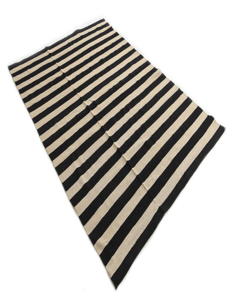 Detail image of  5' 7 x 7' 9  Hand Woven Kilim Modern Wool Rug