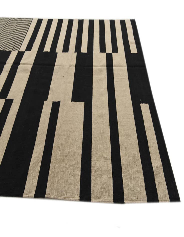 Detail image of  6' 8 x 9' 8  Hand Woven Kilim Modern Wool Rug