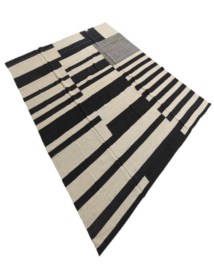 Detail image of  8' 5 x 9' 6  Hand Woven Kilim Modern Wool Rug