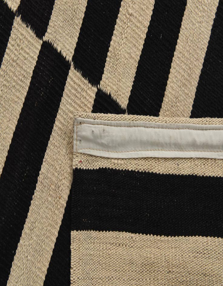 Detail image of  5' 9 x 7' 10  Hand Woven Kilim Modern Wool Rug
