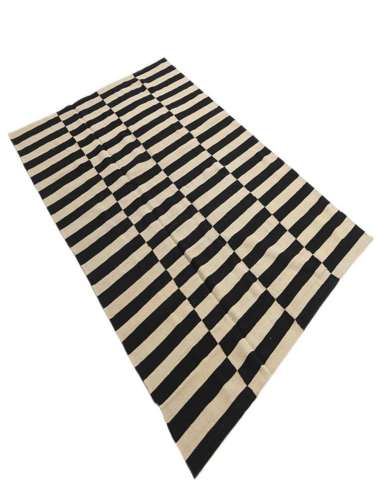 Detail image of  5' 6 x 7' 10  Hand Woven Kilim Modern Wool Rug